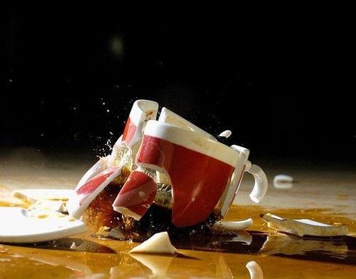 网红杯子摔碎图片,美丽易碎，珍惜当下